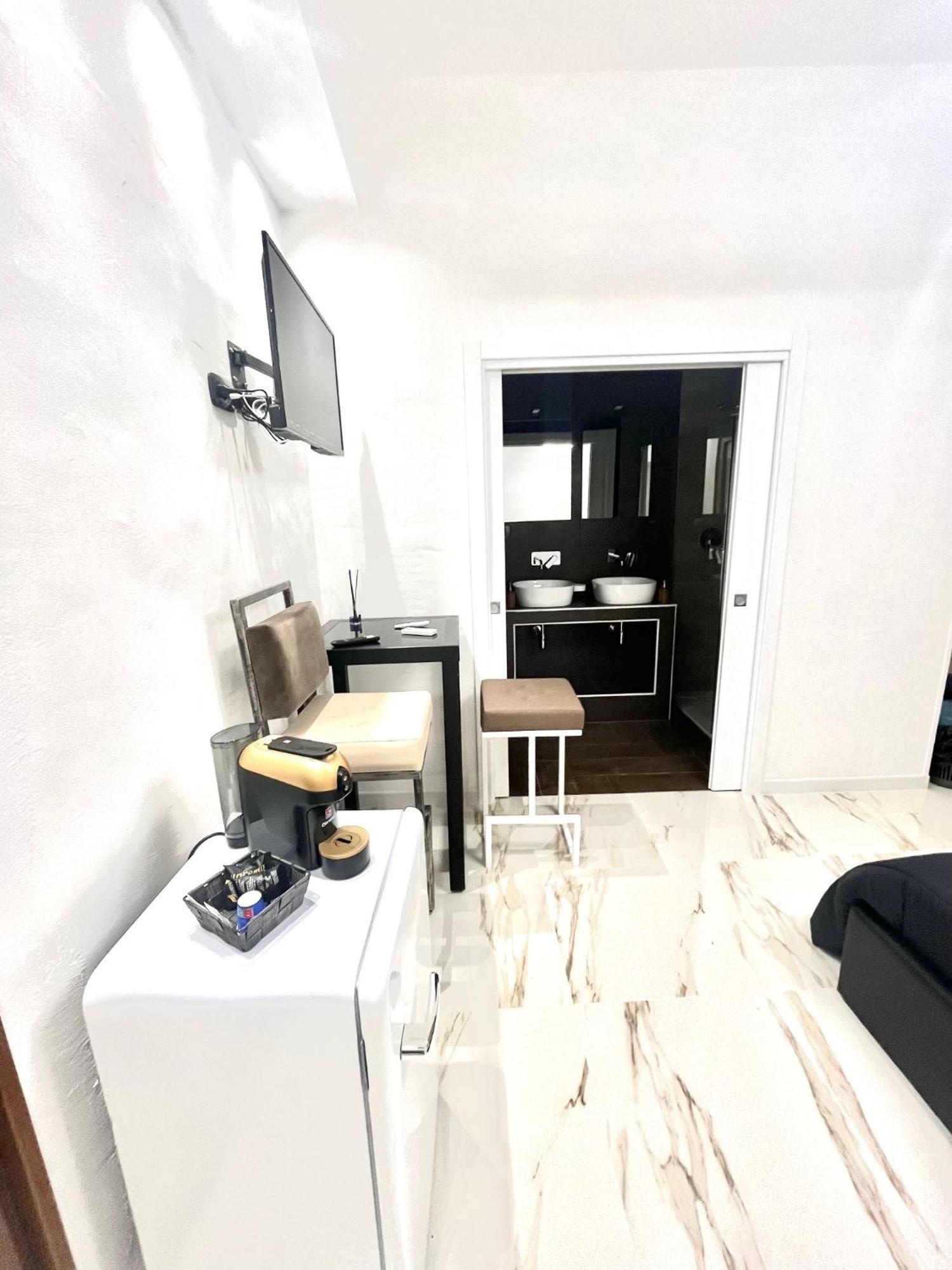 Mada'S Apartment Deluxe Бари Экстерьер фото