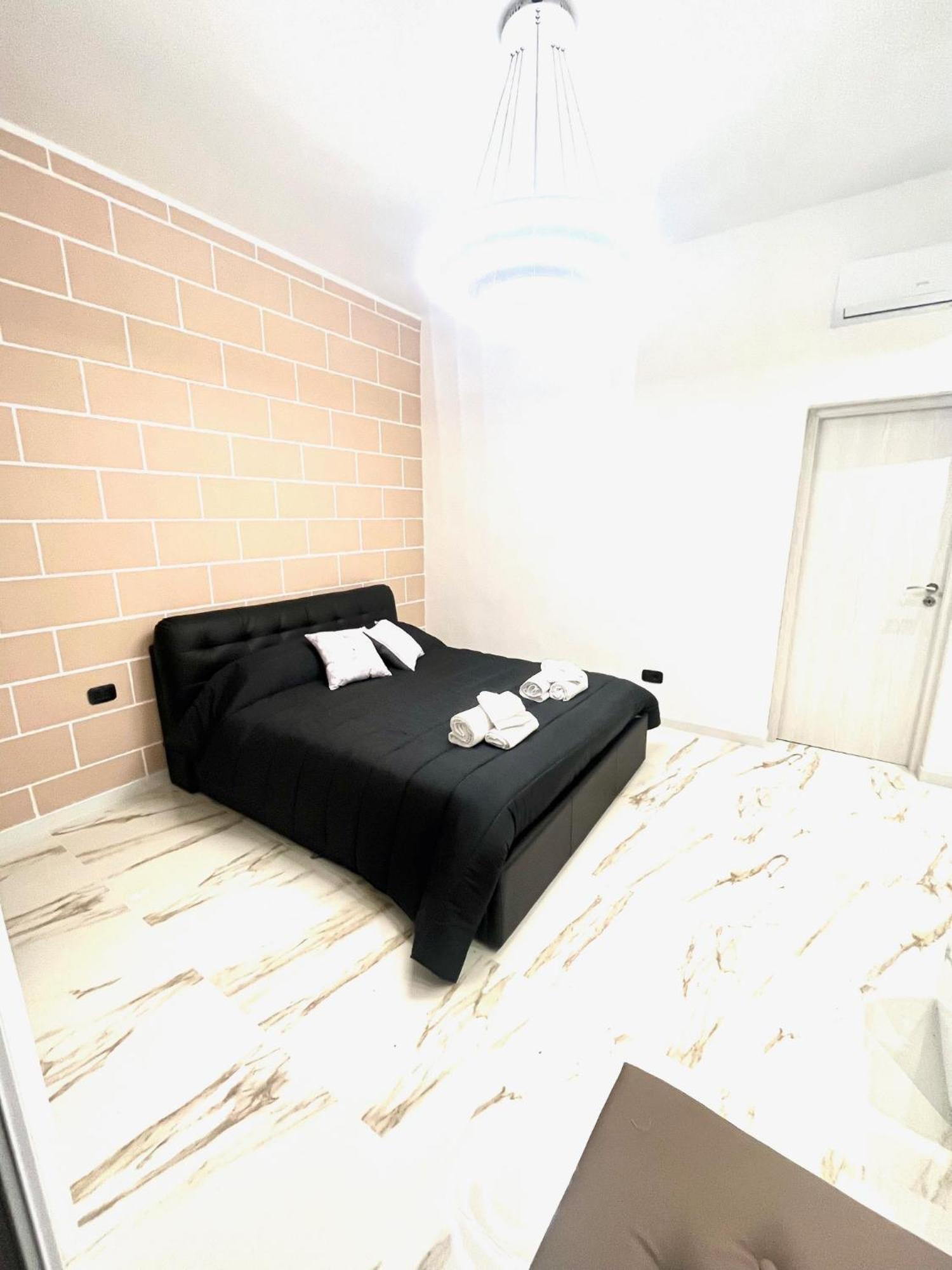 Mada'S Apartment Deluxe Бари Экстерьер фото