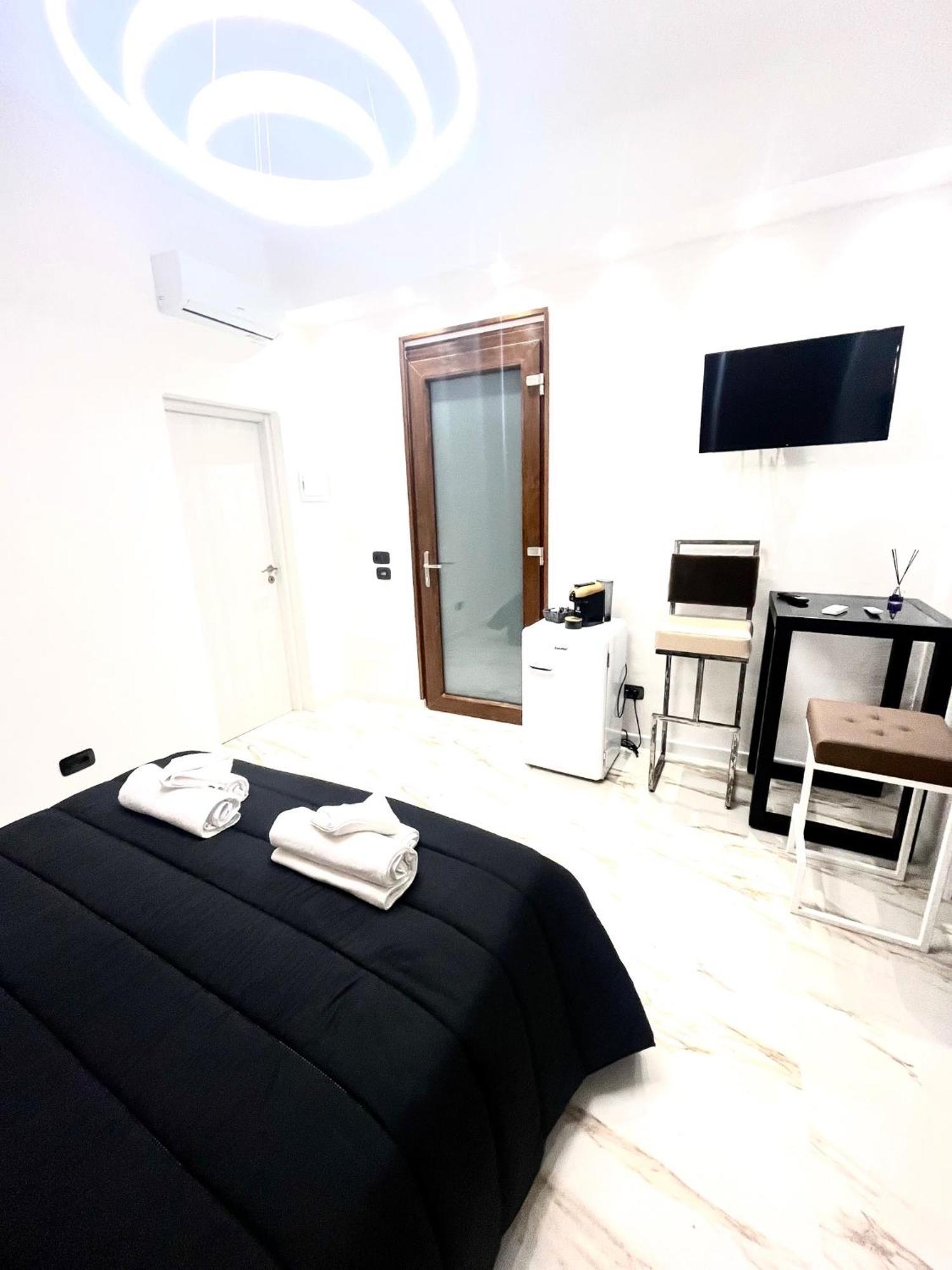 Mada'S Apartment Deluxe Бари Экстерьер фото
