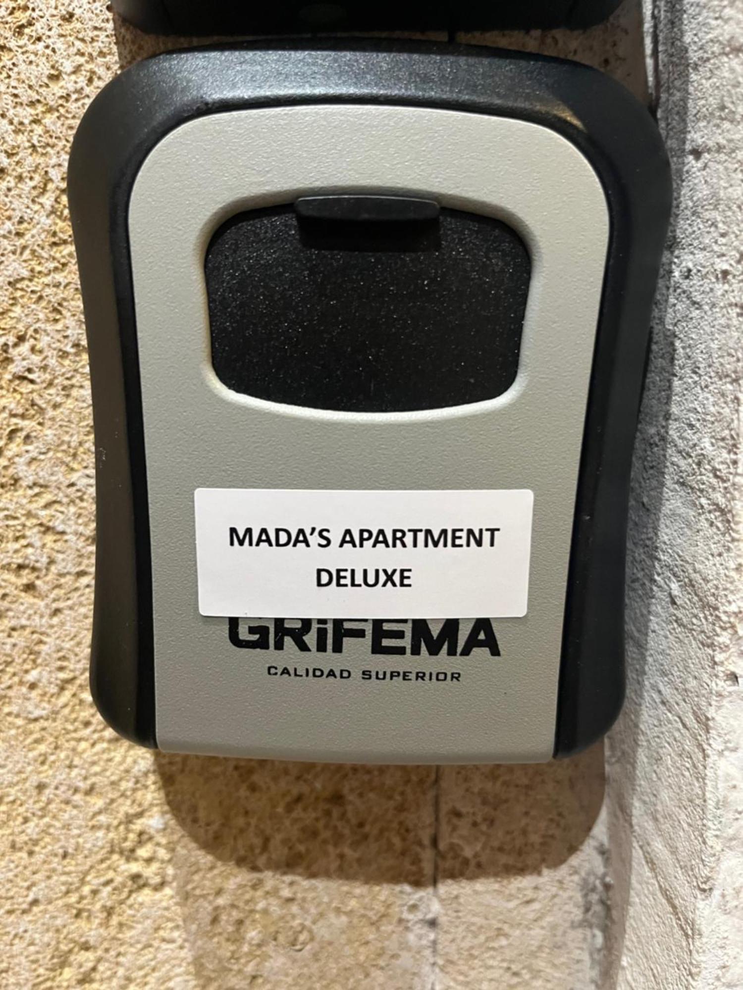 Mada'S Apartment Deluxe Бари Экстерьер фото
